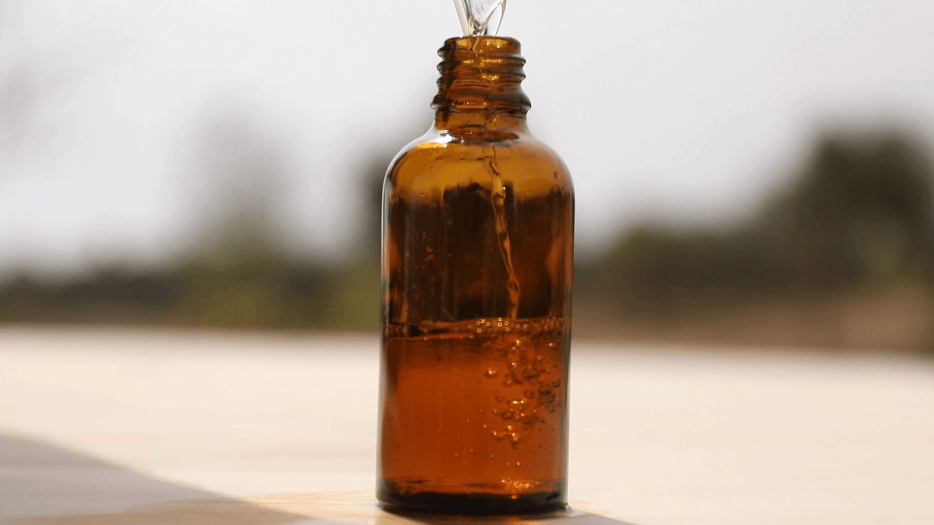 מזיגת שמן אתרי לבקבוק