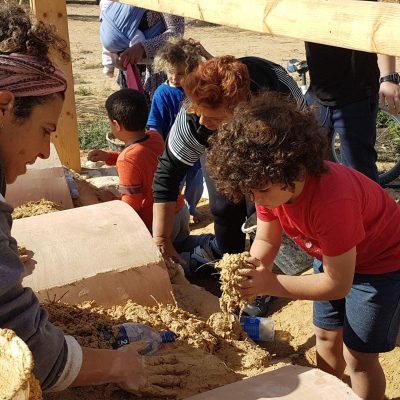 סדנאות בנייה באדמה עם רוני ותום